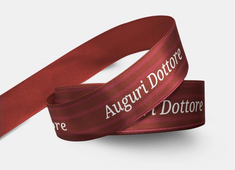 allestisci il regalo del laureato con un nastro elegante e giusto