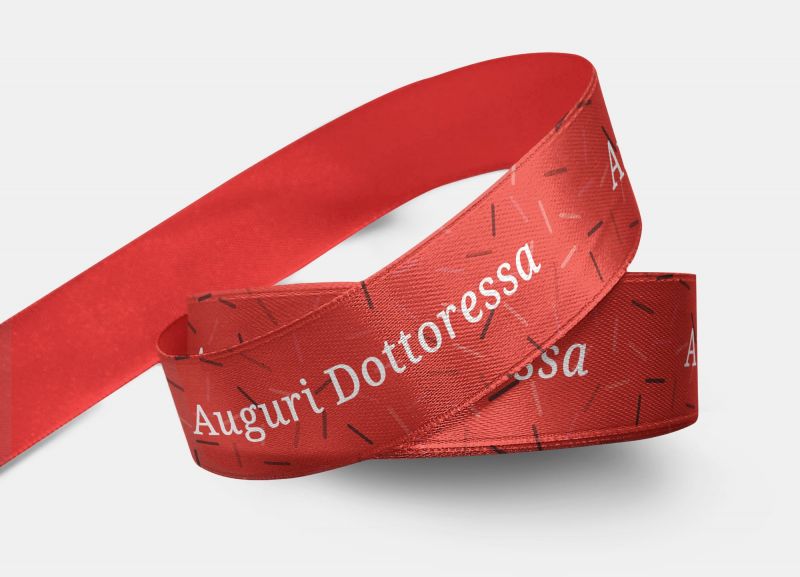 allestisci il regalo della laureata con un nastro elegante e giusto